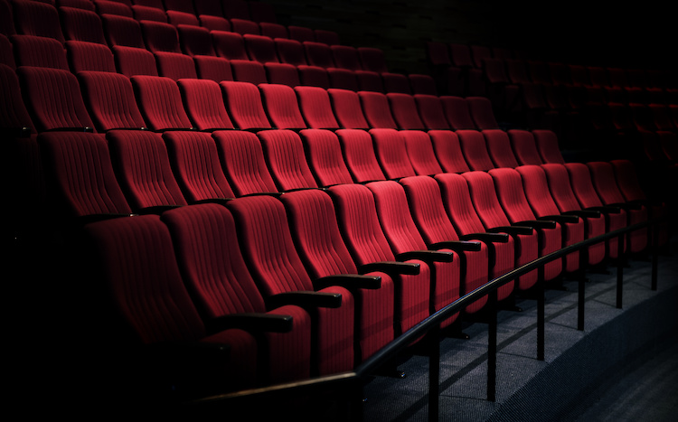 映画館の赤い座席